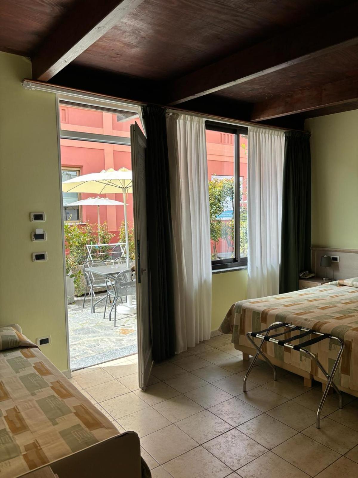Hotel Delle Rose San Bartolomeo Al Mare Exterior photo